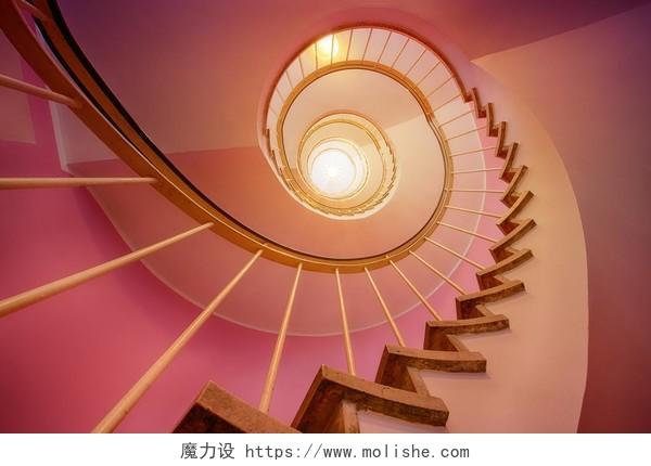 商务经济旋转楼梯背景图片